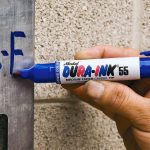 Marker cu cerneală permanentă cu vârf teșit mediu DURA-INK 55